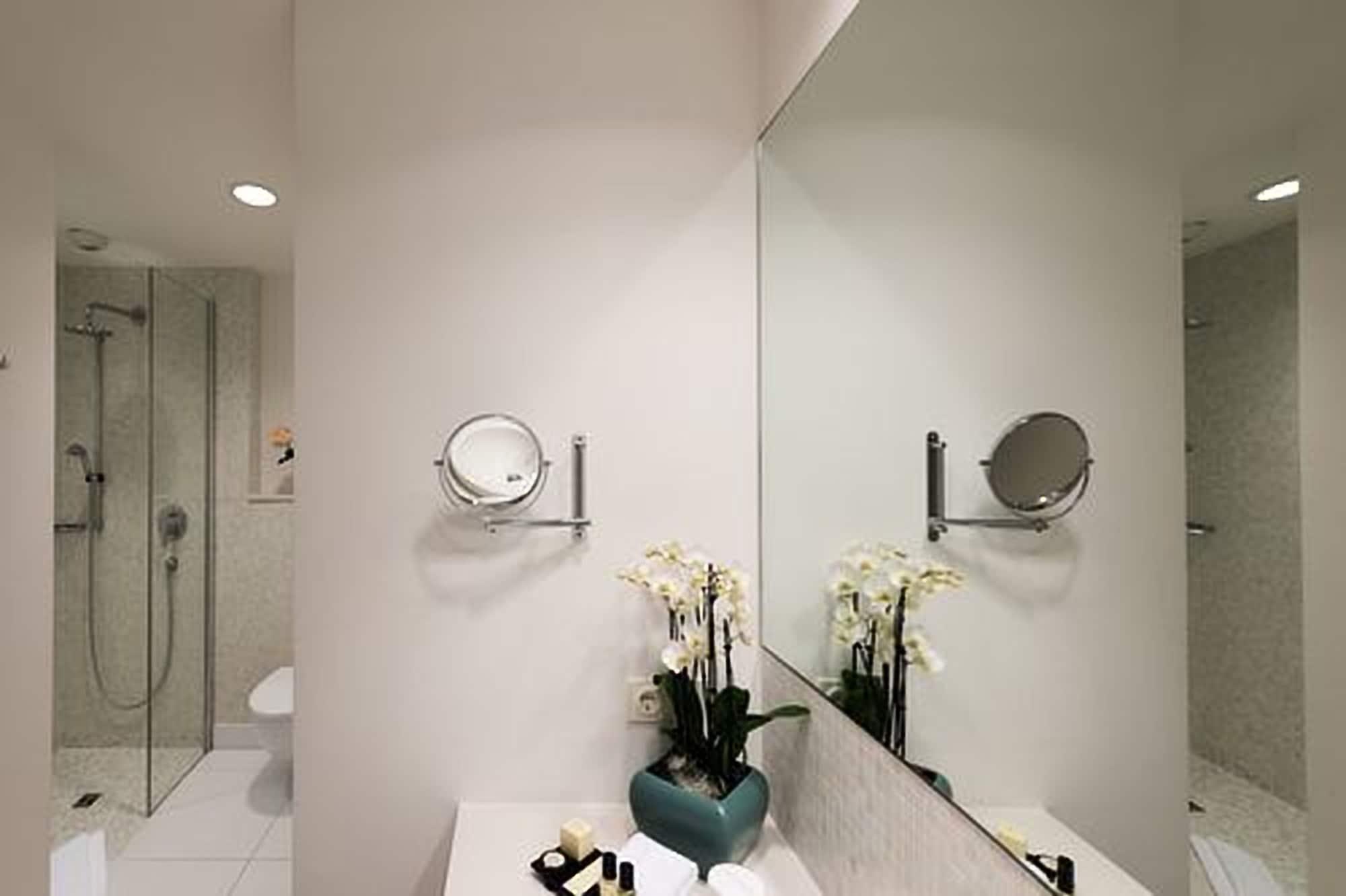 プリバート ホテル リンデナー ハンブルグ ハンブルク エクステリア 写真 Bathroom mirror