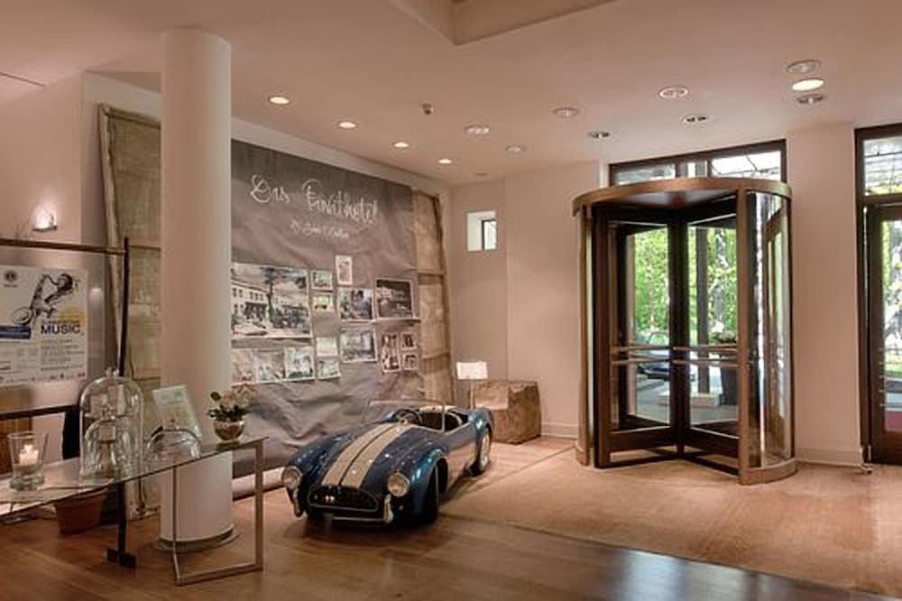 プリバート ホテル リンデナー ハンブルグ ハンブルク エクステリア 写真 The interior of the Bentley London showroom
