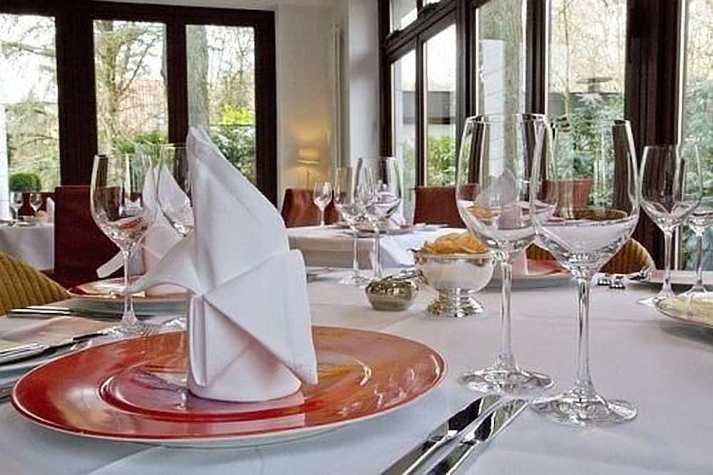 プリバート ホテル リンデナー ハンブルグ ハンブルク エクステリア 写真 A table set for fine dining