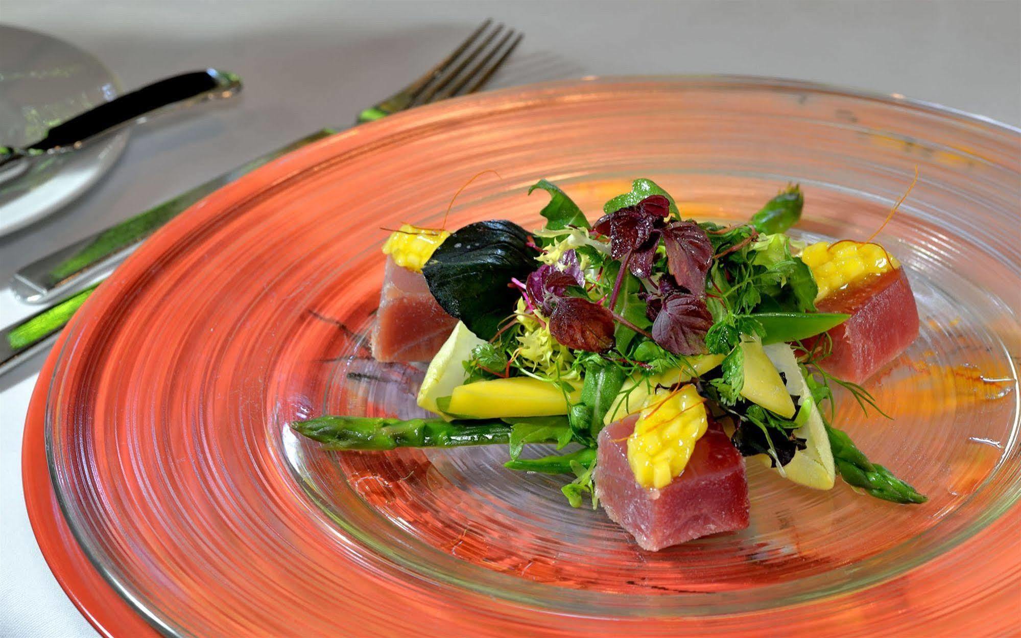 プリバート ホテル リンデナー ハンブルグ ハンブルク エクステリア 写真 A salad of asparagus, tuna, and mango
