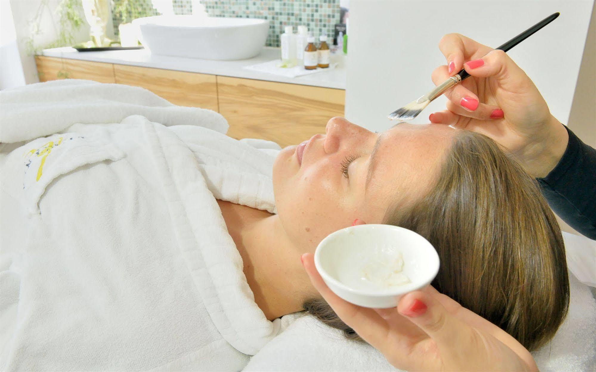 プリバート ホテル リンデナー ハンブルグ ハンブルク エクステリア 写真 A woman receiving a facial