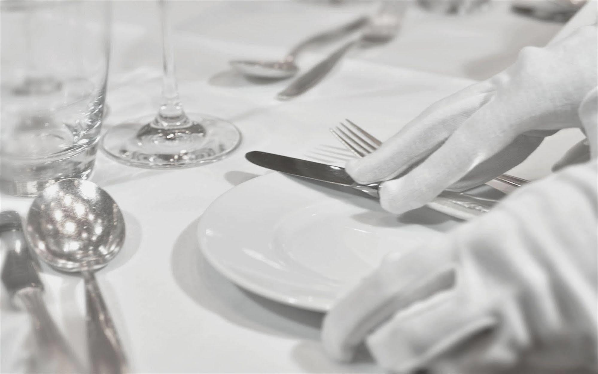 プリバート ホテル リンデナー ハンブルグ ハンブルク エクステリア 写真 A table set for fine dining