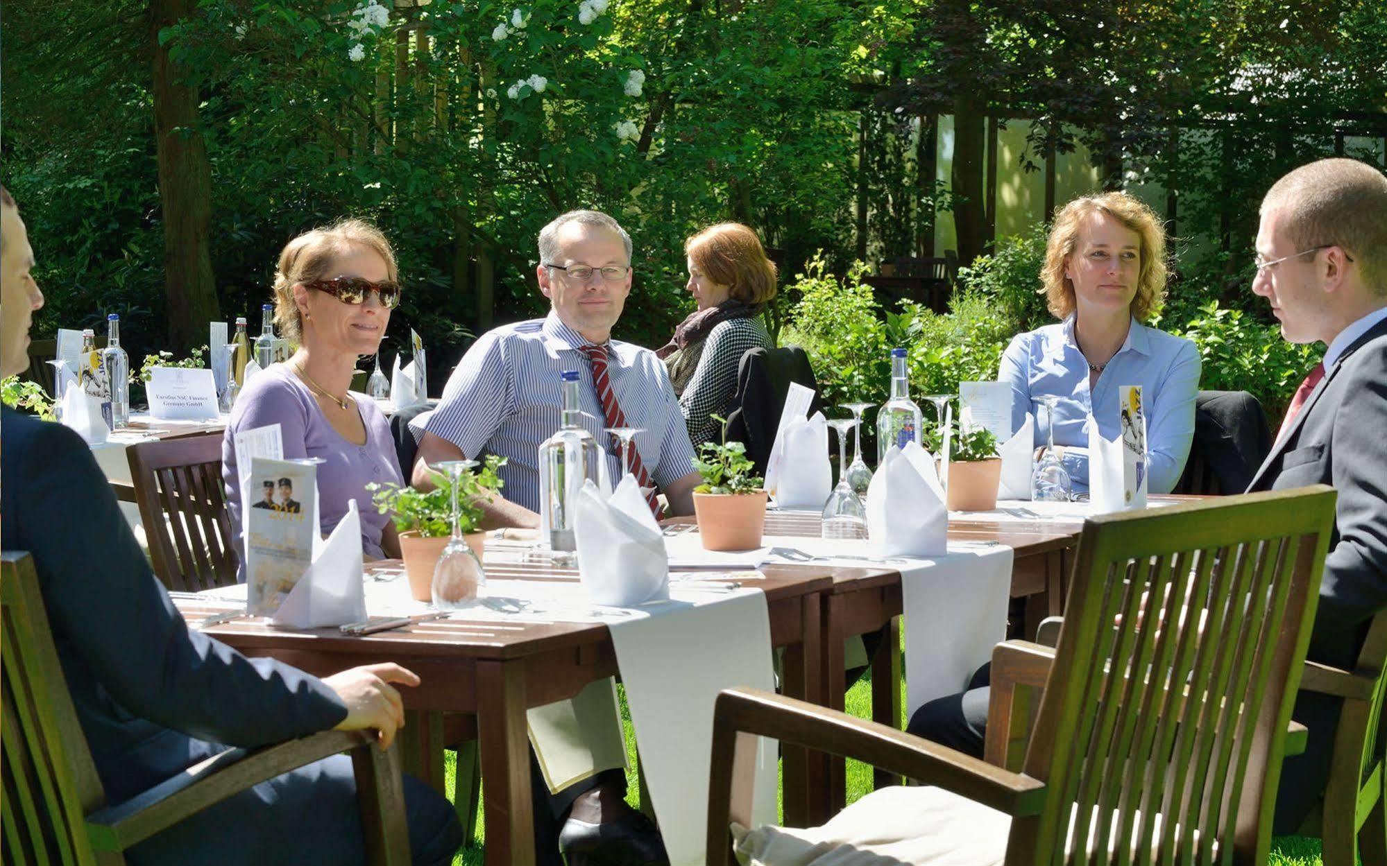 プリバート ホテル リンデナー ハンブルグ ハンブルク エクステリア 写真 The Danish royal family at the annual garden party