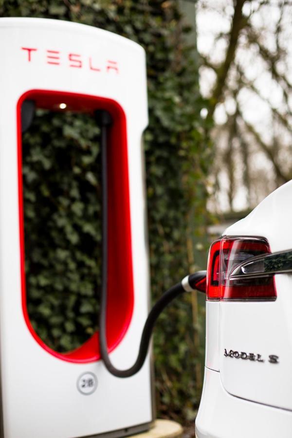 プリバート ホテル リンデナー ハンブルグ ハンブルク エクステリア 写真 Tesla Supercharger